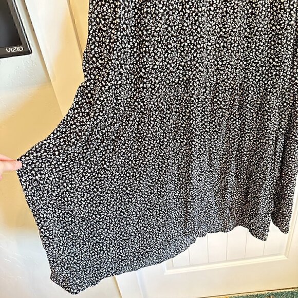 Black and white floral sleeveless maxi dress / flattering and flowy! Women L - Picture 3 of 7